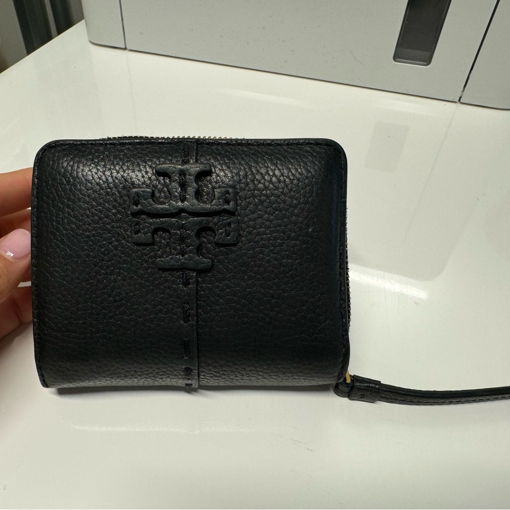 TORY BURCH leather plaque zipped bifold wallet